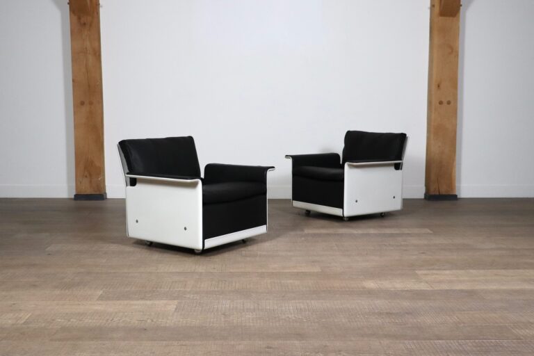 Pair of Dieter Rams model 620 armchairs in Black leather for Vitsoe, 1980s