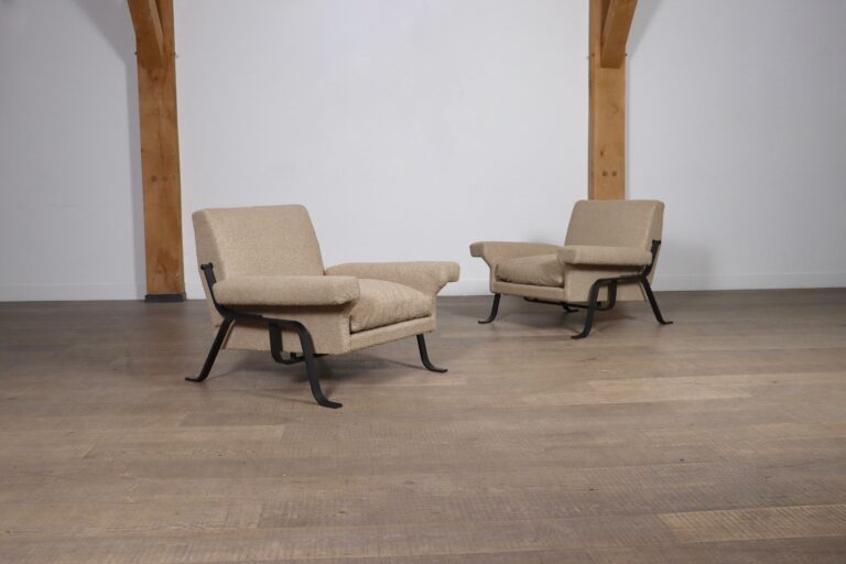 Pair of Midcentury modern lounge chairs in bouclé with steel frame, Italy 1970s