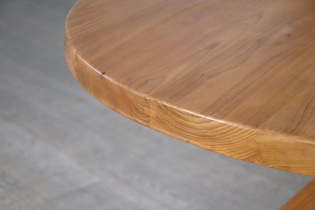 Close-up of the beveled edge of the Pierre Chapo T21D dining table, highlighting its attention to detail and craftsmanship.