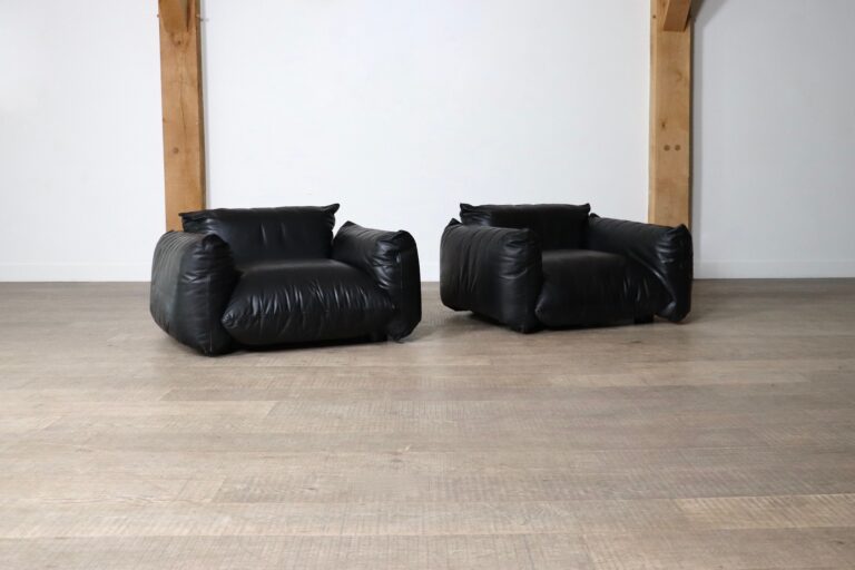 Pair of Mario Marenco lounge chairs in black leather for arflex, 1970s