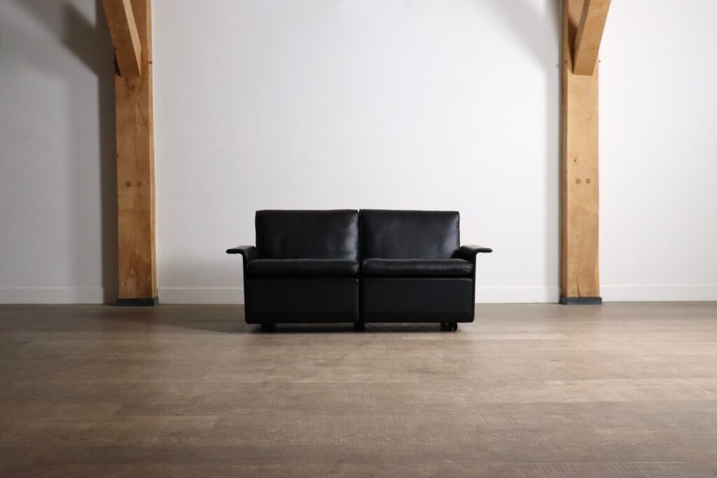 Dieter Rams Model 620 two-seater sofa in black leather for Vitsœ, 1980s
