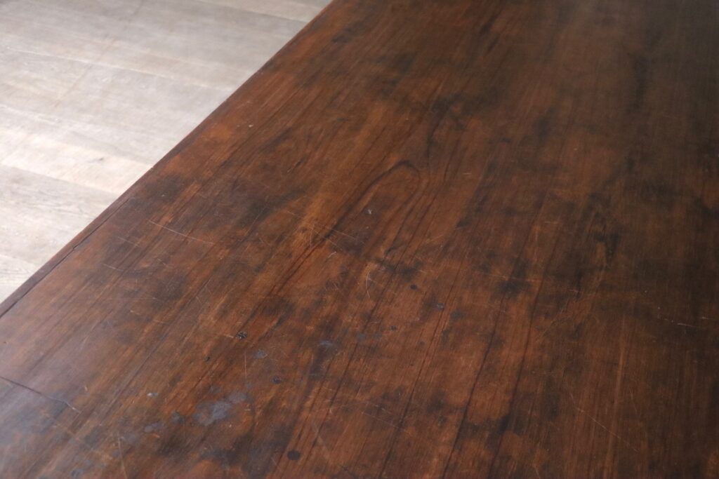 Teak veneer surface of the PJ-TAT-08-A Chandigarh table