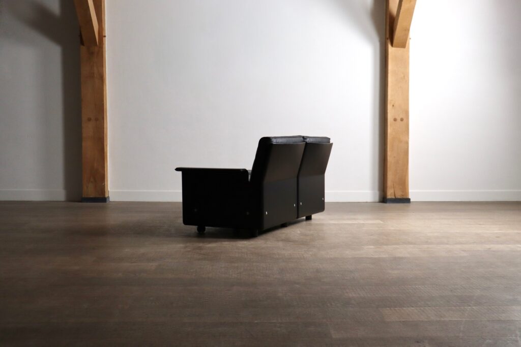 Black leather Vitsœ 620 sofa with minimalist Dieter Rams design