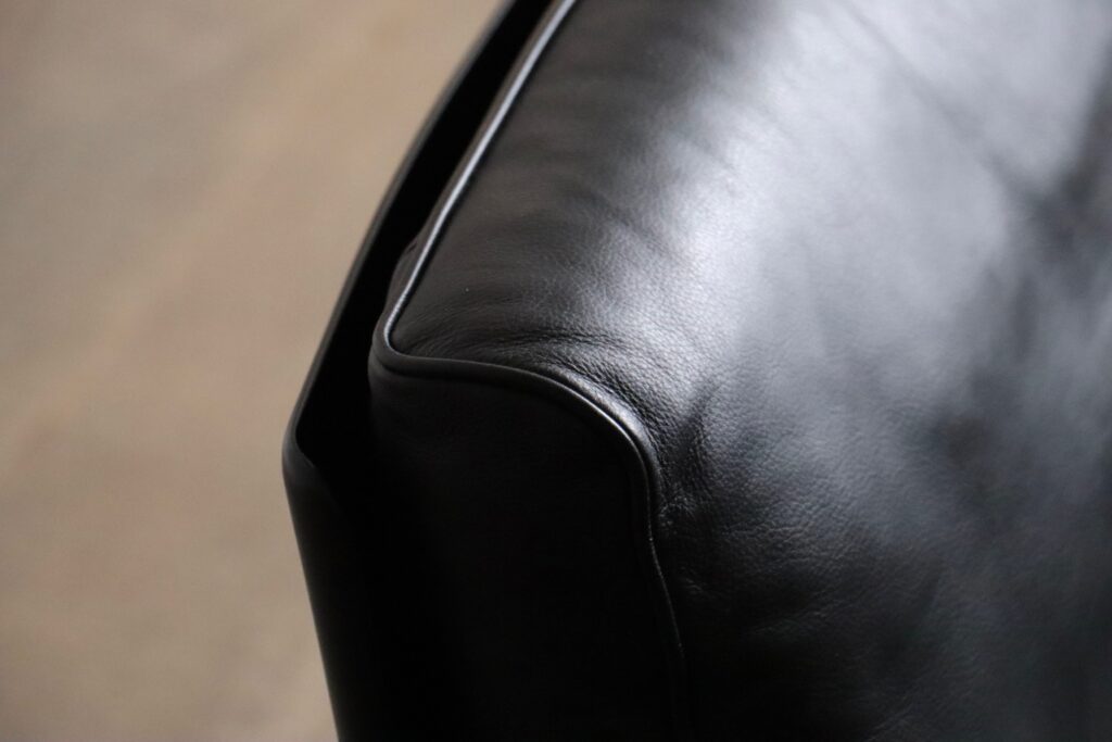 Vintage black leather lounge chairs designed by Dieter Rams for Vitsoe