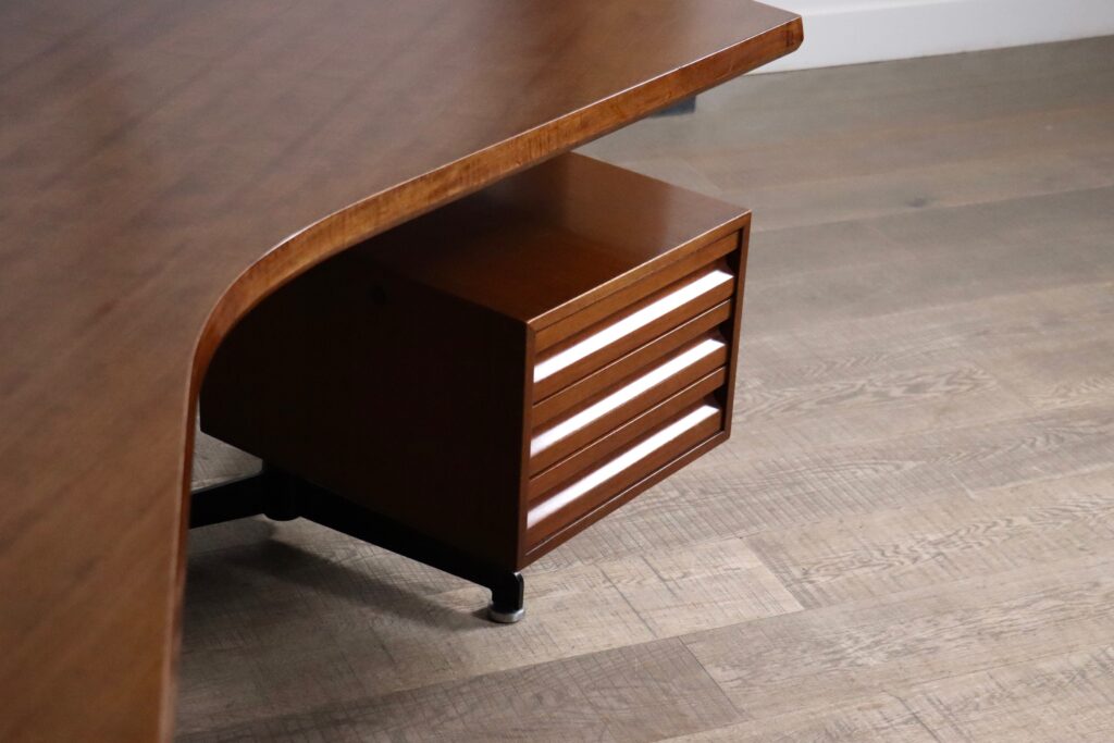 Close-up of the natural wood grain on the Tecno T96 Boomerang desk by Osvaldo Borsani