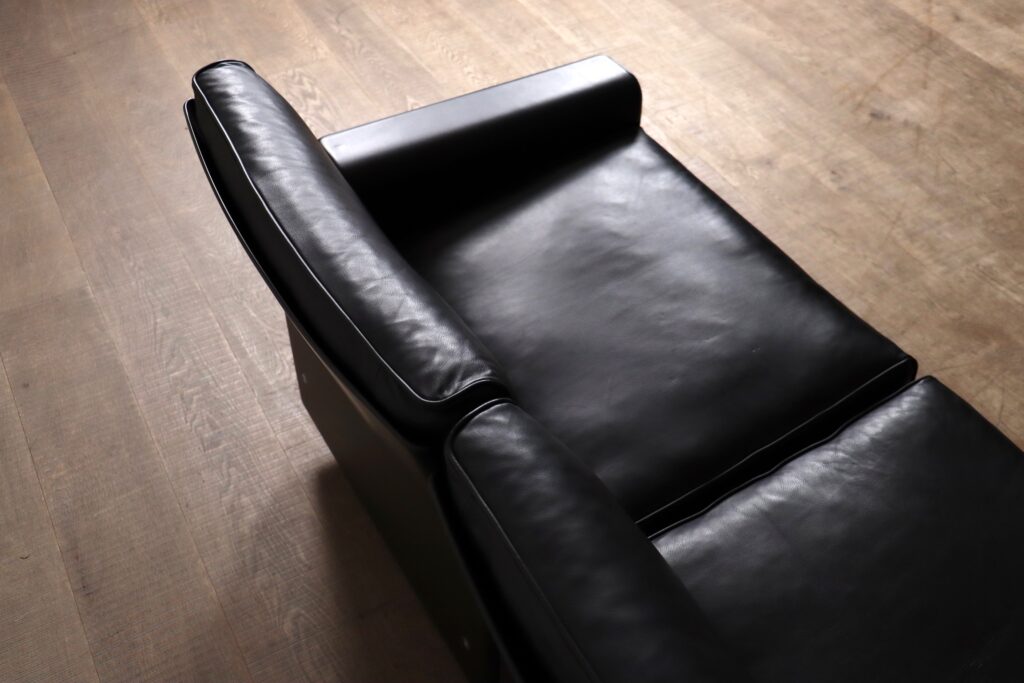 Vintage Vitsœ Model 620 sofa designed by Dieter Rams in black leather