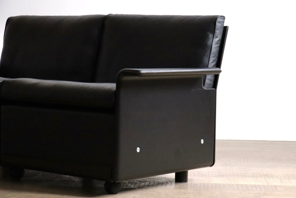 Vintage Vitsoe 620 two-seat sofa with architectural black leather form