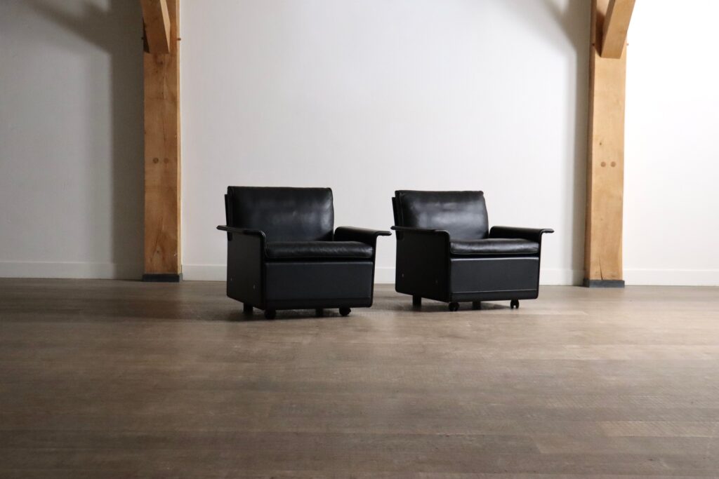 Vintage Vitsœ Model 620 chairs with black leather upholstery