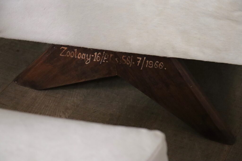 Low compass-leg construction of the Pierre Jeanneret PJ-SI-36-A chair