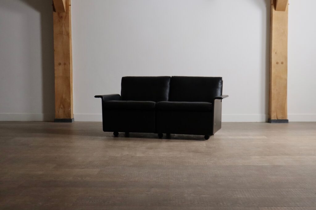 Vitsœ Model 620 modular sofa with black leather cushions