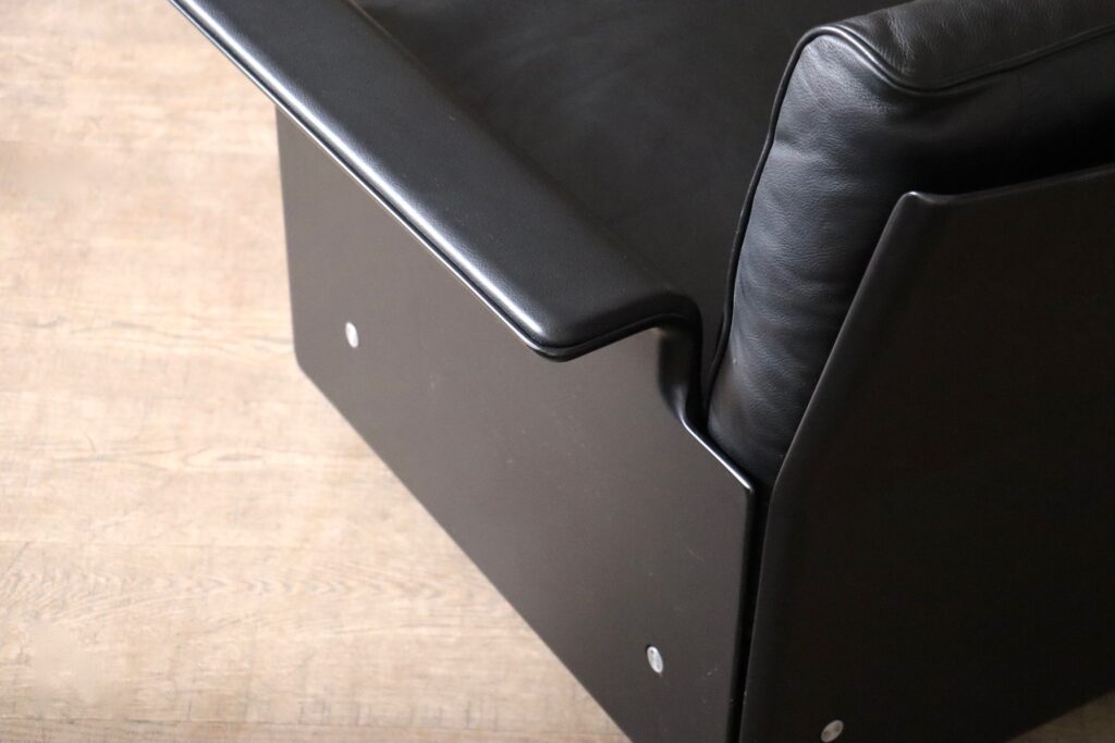 Pair of vintage 620 lounge chairs by Dieter Rams with black leather cushions