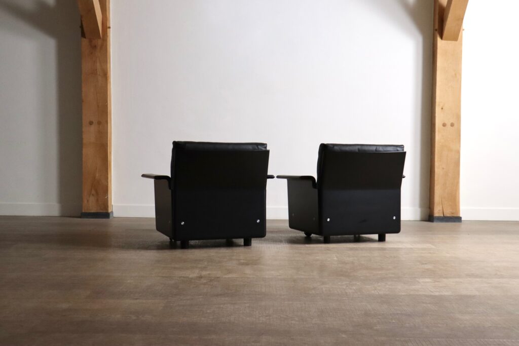 Vitsœ 620 lounge chairs by Dieter Rams in timeless black leather
