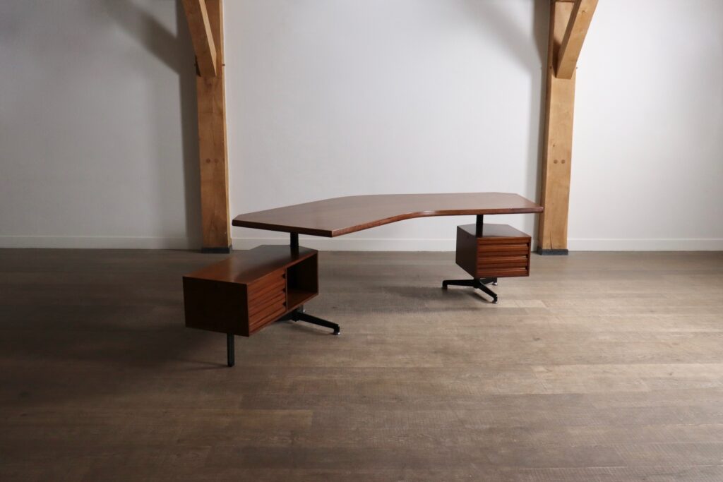 Sculptural 1950s Italian executive desk by Osvaldo Borsani in wood and black metal