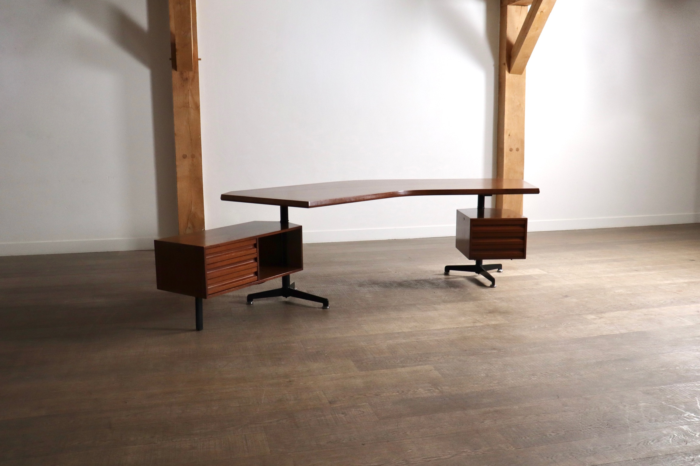Front view of the Osvaldo Borsani Boomerang desk with suspended rotating storage units