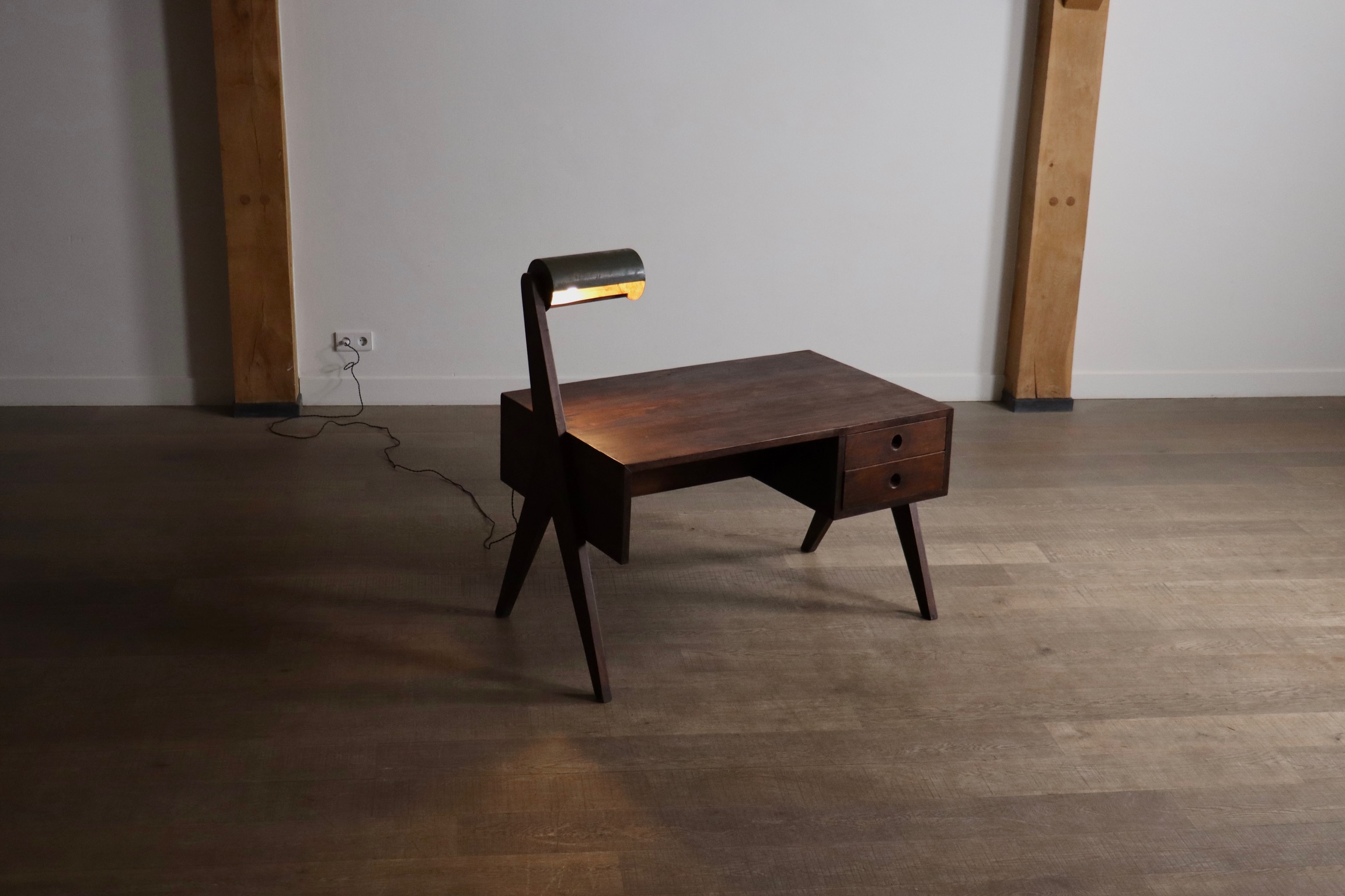 Sculptural side support of a Pierre Jeanneret desk with lamp