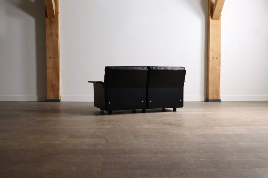 Modular Vitsœ Model 620 sofa in black leather by Dieter Rams