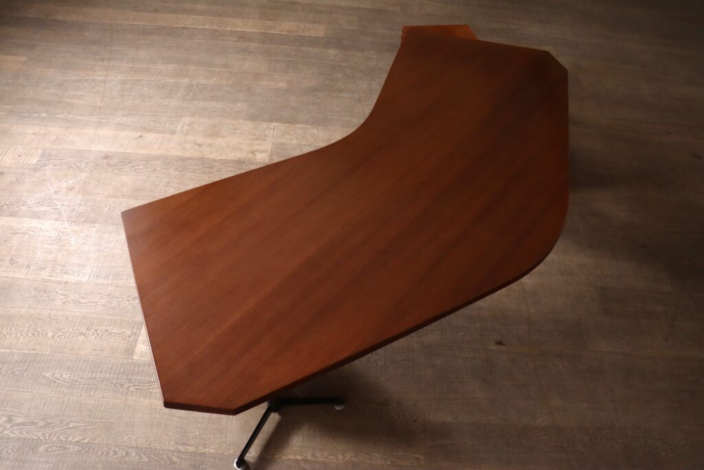 Rear view of the freestanding Osvaldo Borsani T96 Boomerang desk for Tecno