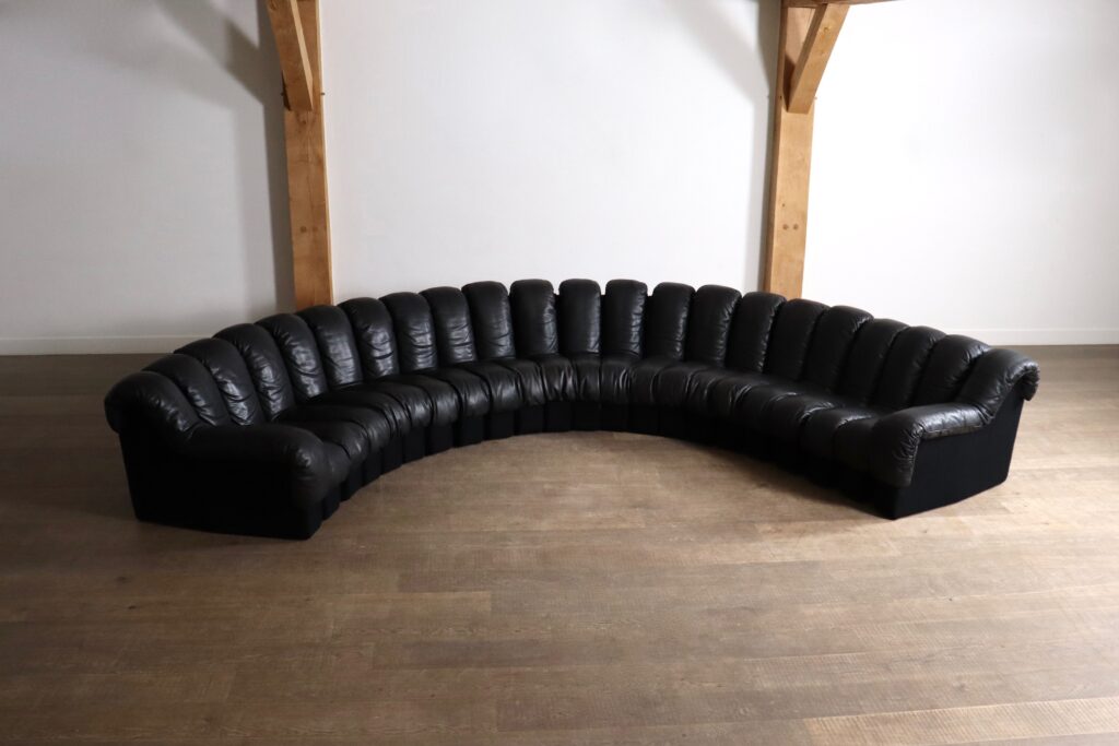 Sculptural De Sede DS 600 black leather sofa by Berger, Peduzzi-Riva, Ulrich and Vogt