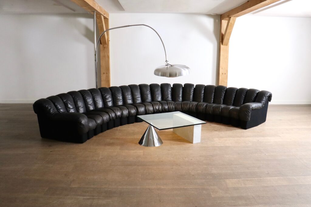 De Sede DS 600 Non-Stop sofa showing sculptural curved modular design